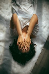 性病治療中の彼女とのレス生活に悩む男性が取るべき選択肢とは？